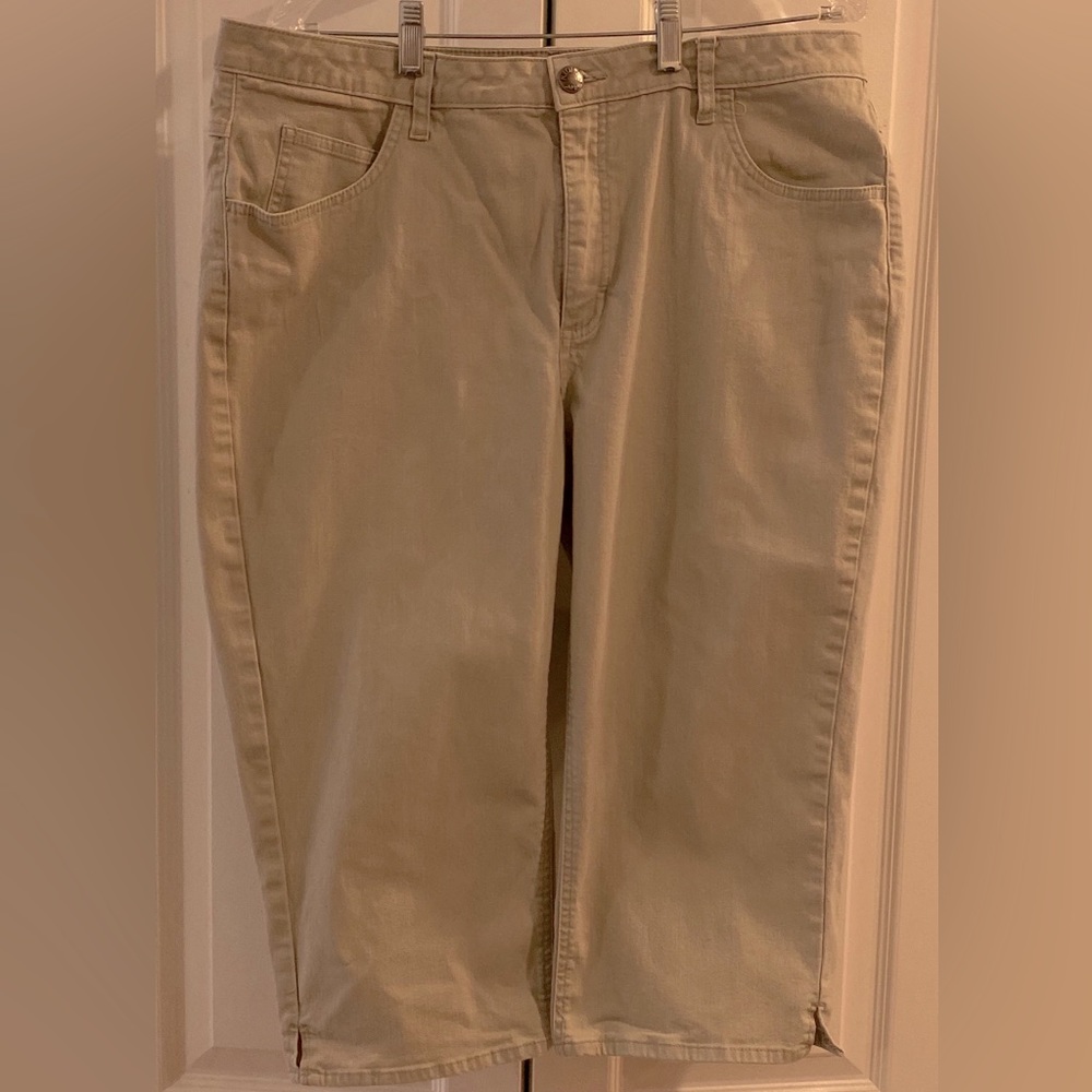 Capri Pants in Cafe